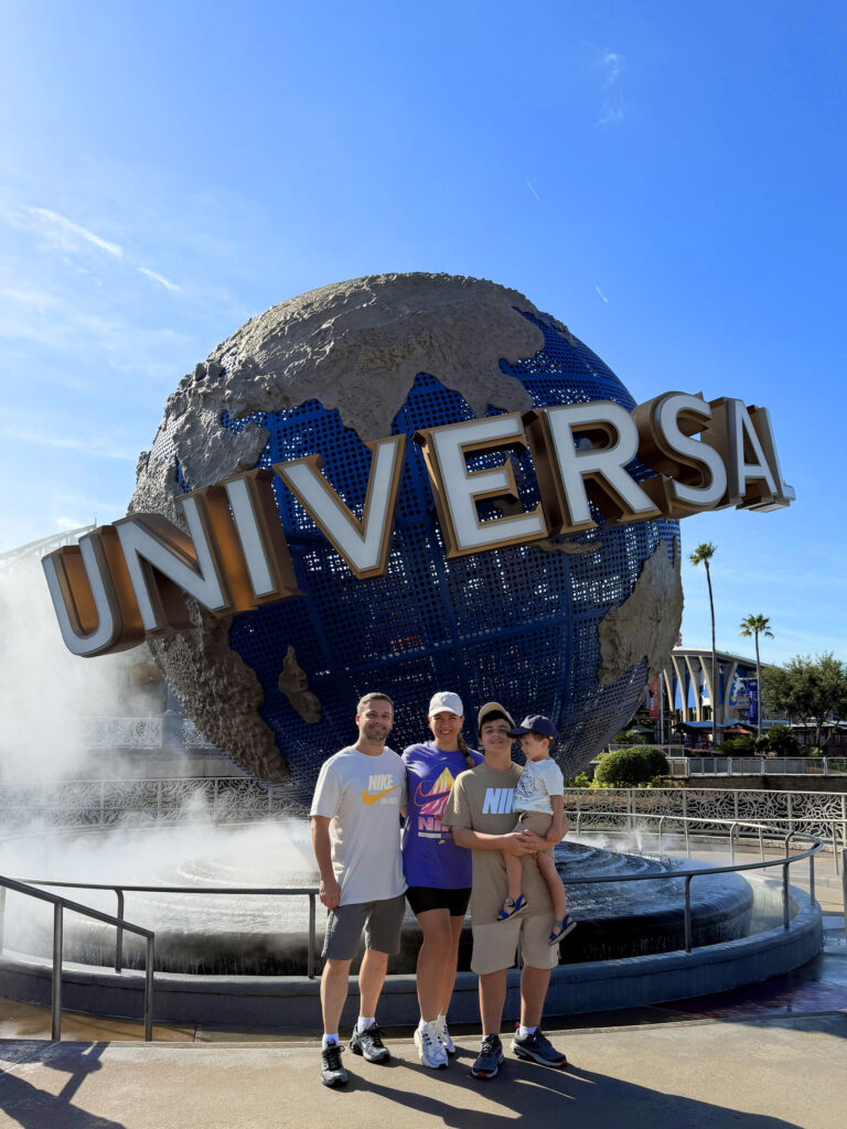 Visitantes em frente ao globo da Universal, na entrada do Universal Studios Florida