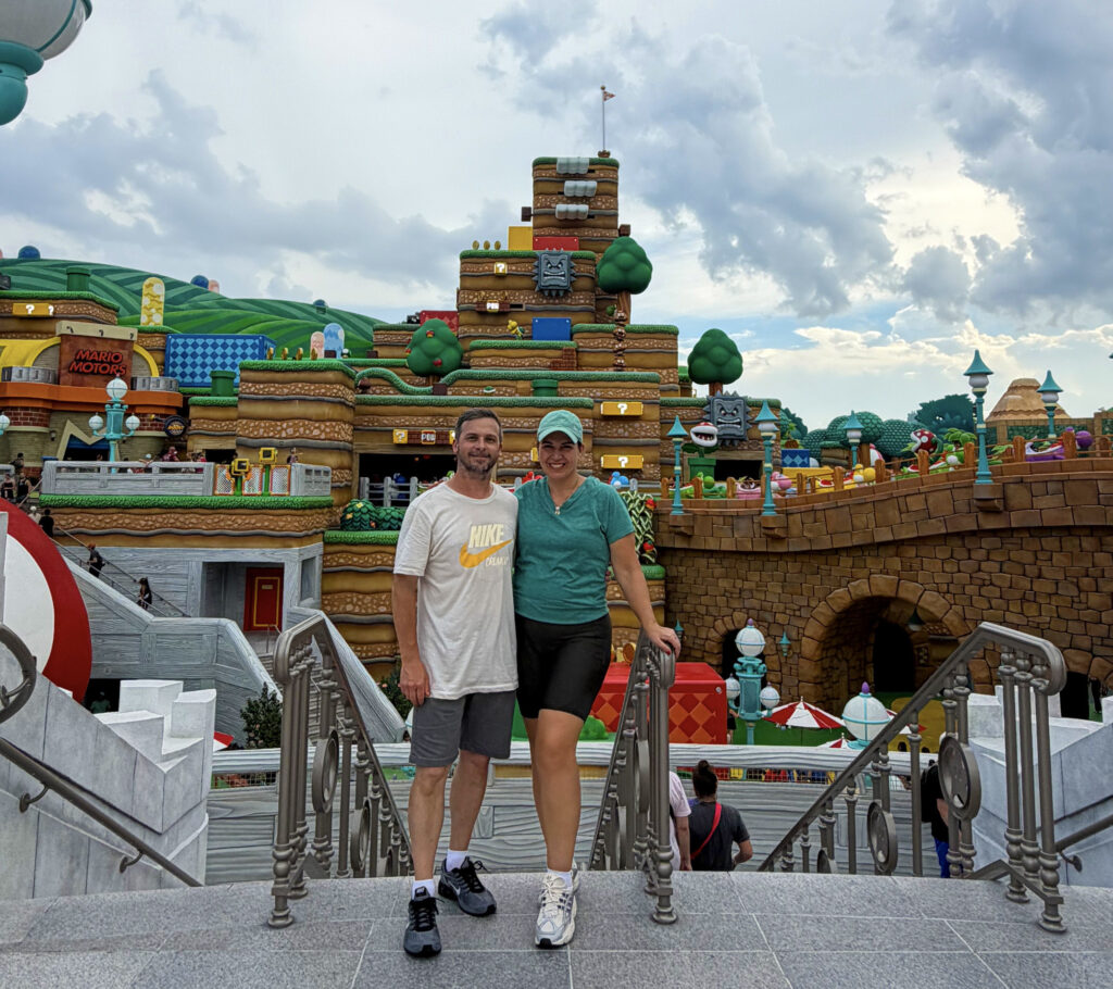 Casal no Super Nintendo World, no Epic Universe da Universal Orlando