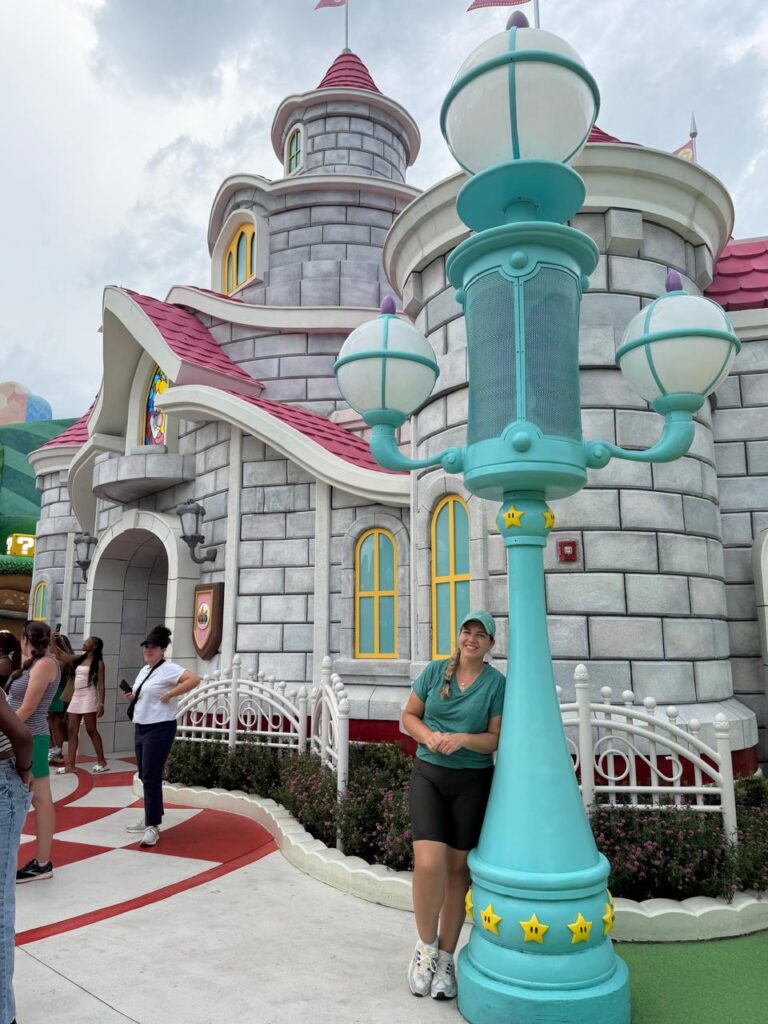 Visitante em frente ao Castelo da Princesa Peach no Super Nintendo World, no Epic Universe