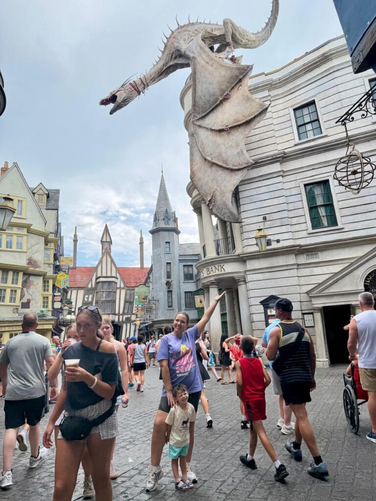 Dragão sobre o banco Gringotes no Beco Diagonal do Universal Studios Florida