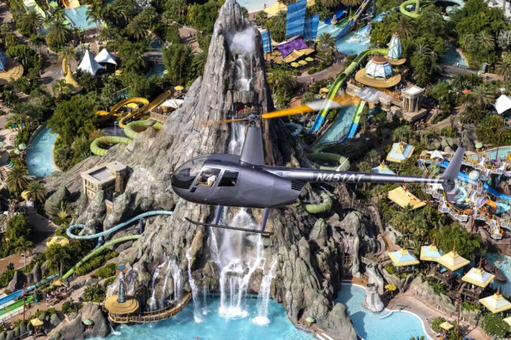 Vista aérea do parque aquático Volcano Bay com o vulcão Krakatau, cachoeiras e tobogãs