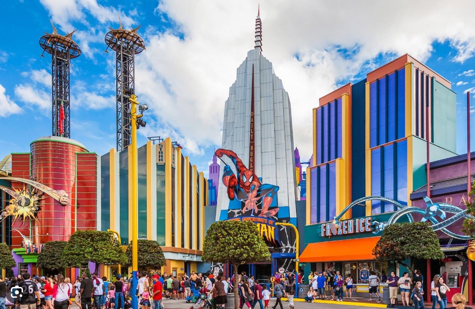 Prédios coloridos da Marvel Super Hero Island com a entrada da atração do Homem-Aranha no Islands of Adventure