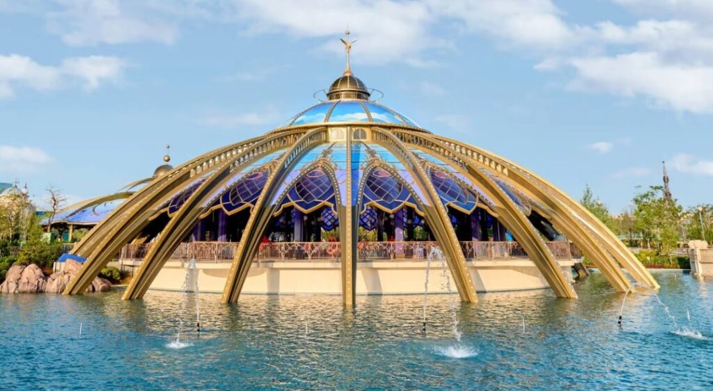Estrutura dourada sobre as fontes do Celestial Park, no Epic Universe da Universal Orlando