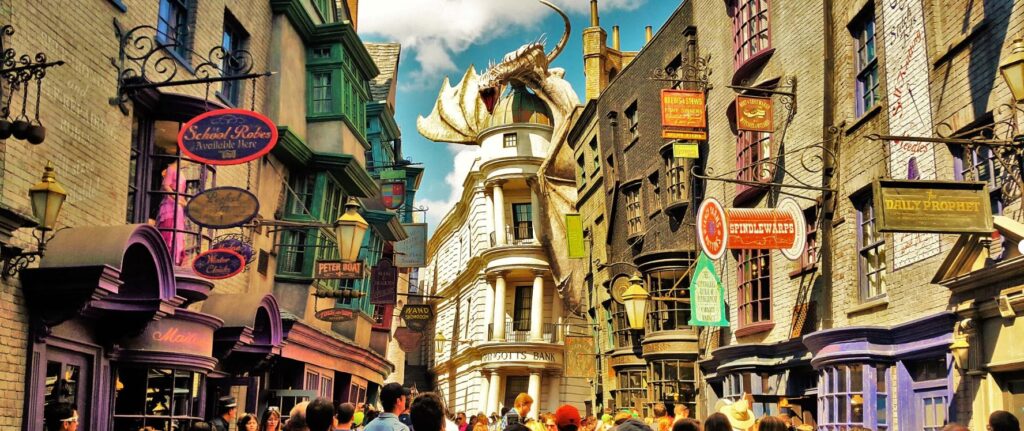 Fachadas coloridas das lojas do Beco Diagonal, área de Harry Potter no Universal Studios Florida
