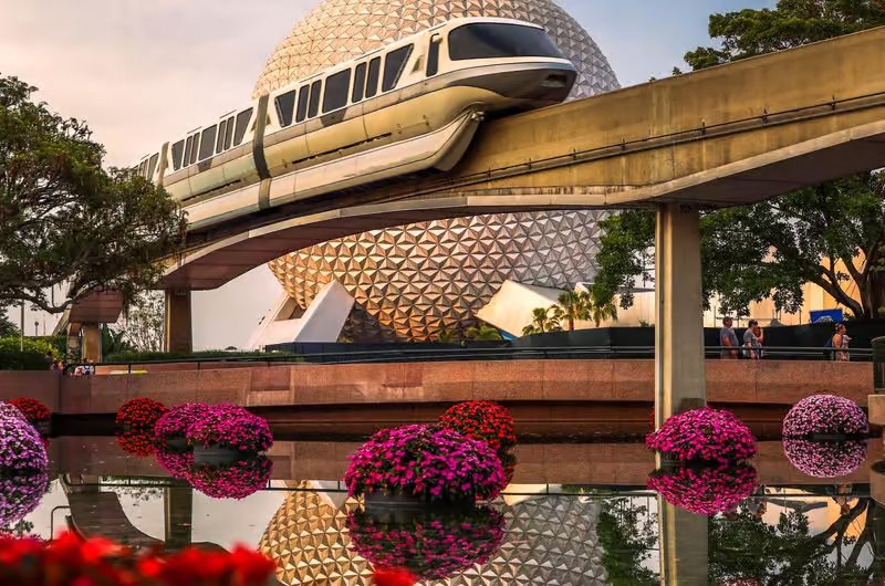 Monotrilho passando em frente à Spaceship Earth, a esfera símbolo do EPCOT, na Disney em Orlando