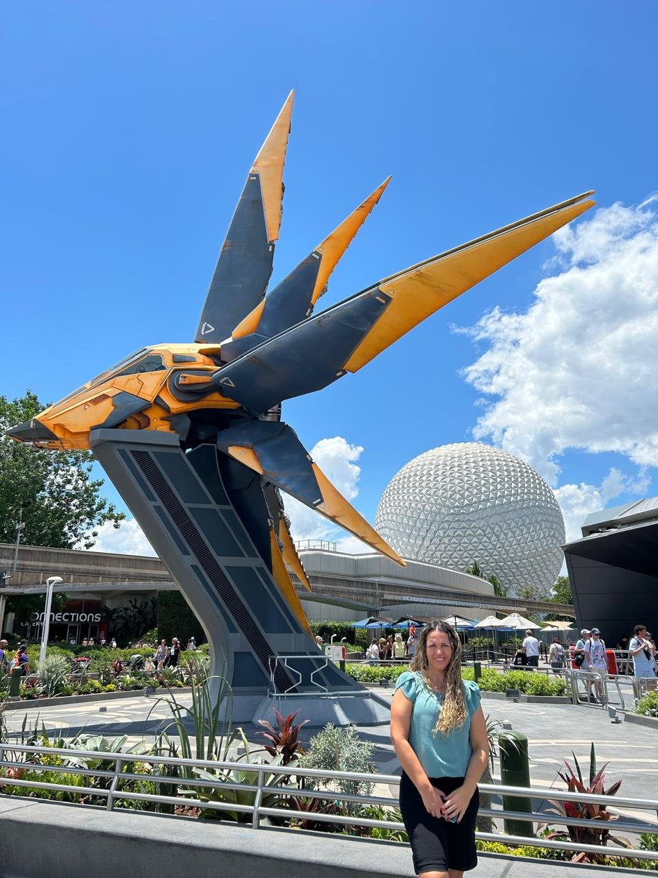 Nave dos Guardiões da Galáxia na entrada da atração Cosmic Rewind, com a Spaceship Earth ao fundo no EPCOT