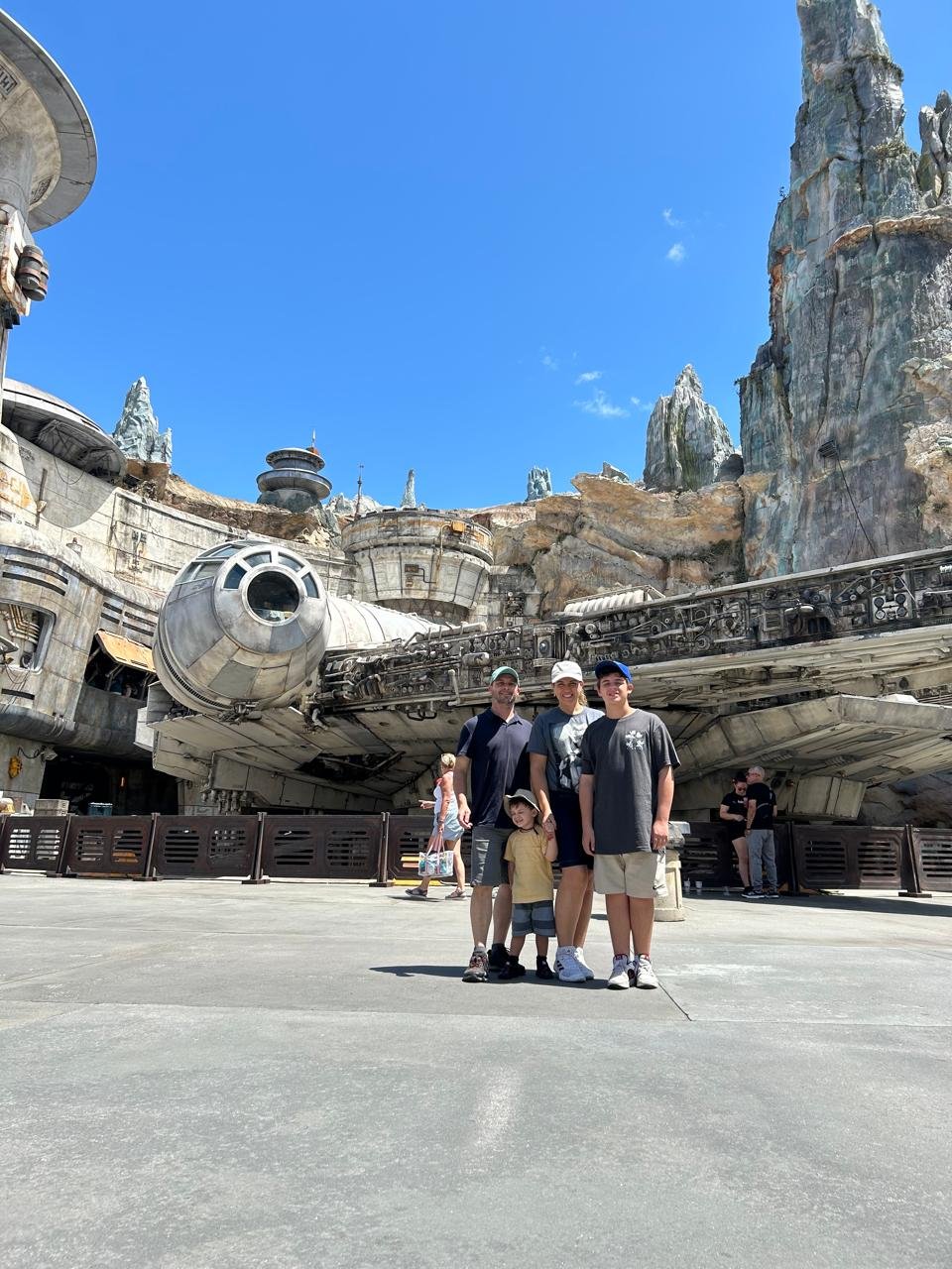 Família em frente à Millennium Falcon em Star Wars: Galaxy's Edge, no Hollywood Studios da Disney