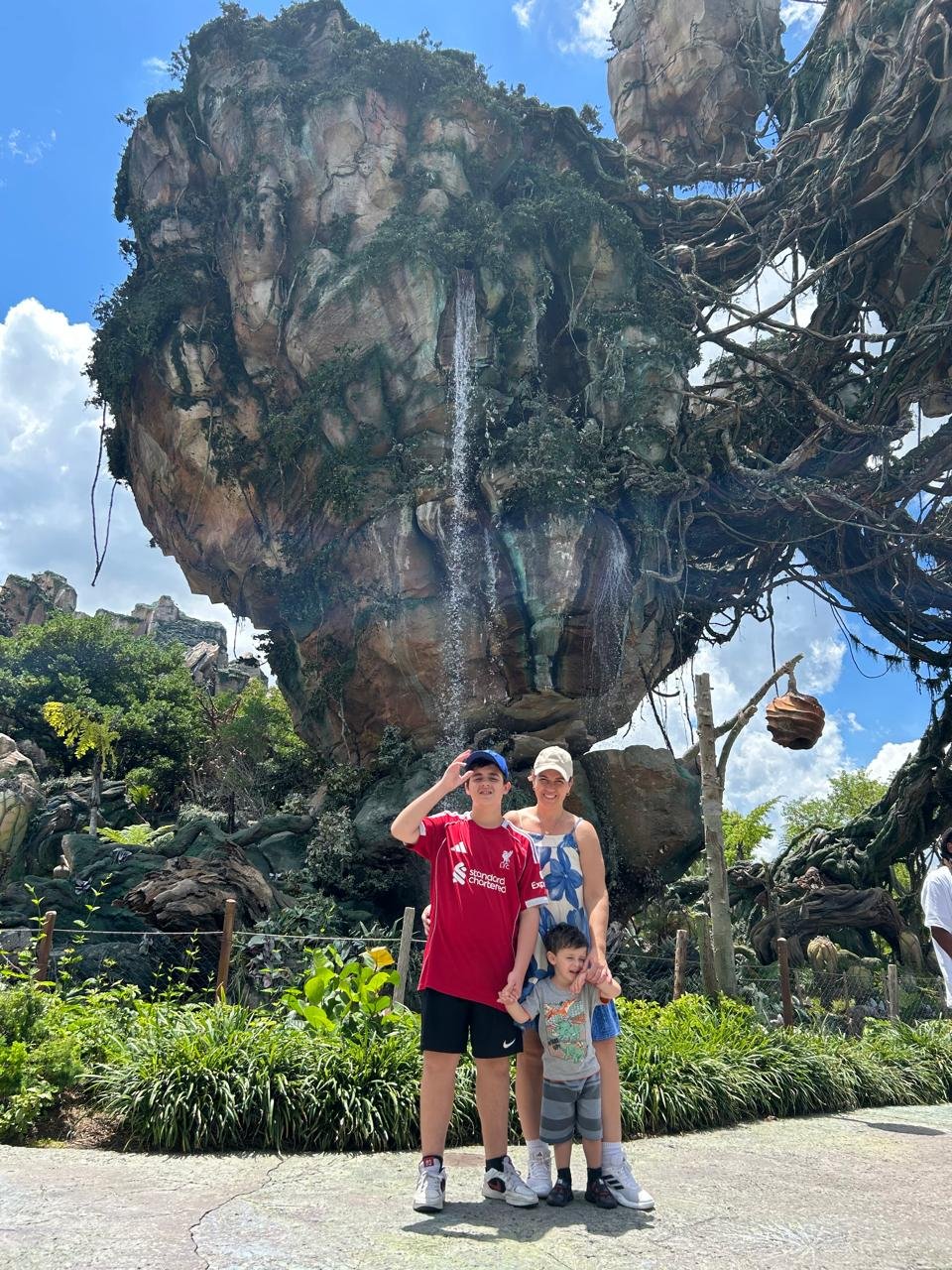 Família diante das montanhas flutuantes de Pandora, área de Avatar no Animal Kingdom da Disney