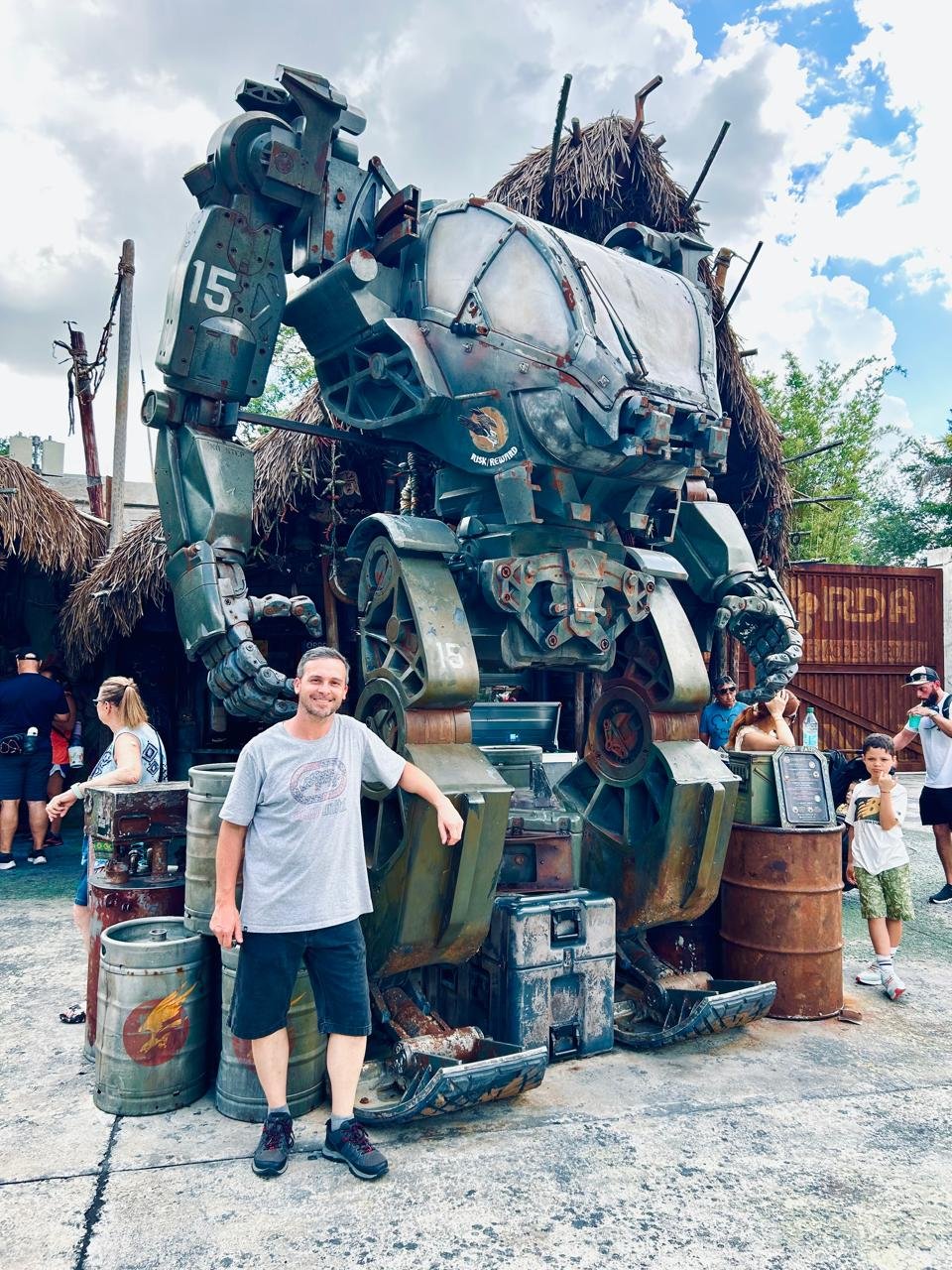 Visitante ao lado do robô AMP em Pandora, a área de Avatar do Animal Kingdom da Disney
