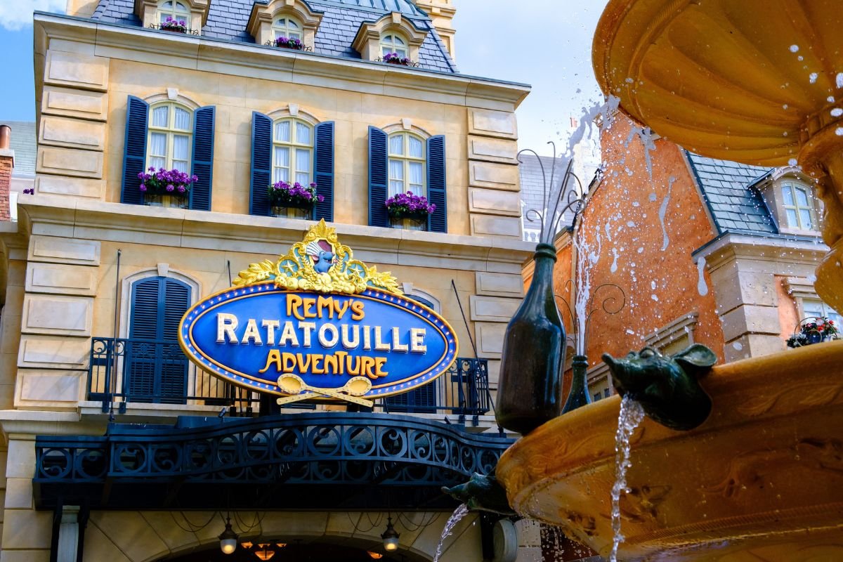 Fachada da atração Remy's Ratatouille Adventure no pavilhão da França do EPCOT, na Disney em Orlando