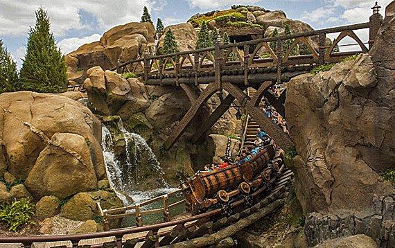 Carrinho da montanha-russa Seven Dwarfs Mine Train passando por uma cascata no Magic Kingdom da Disney