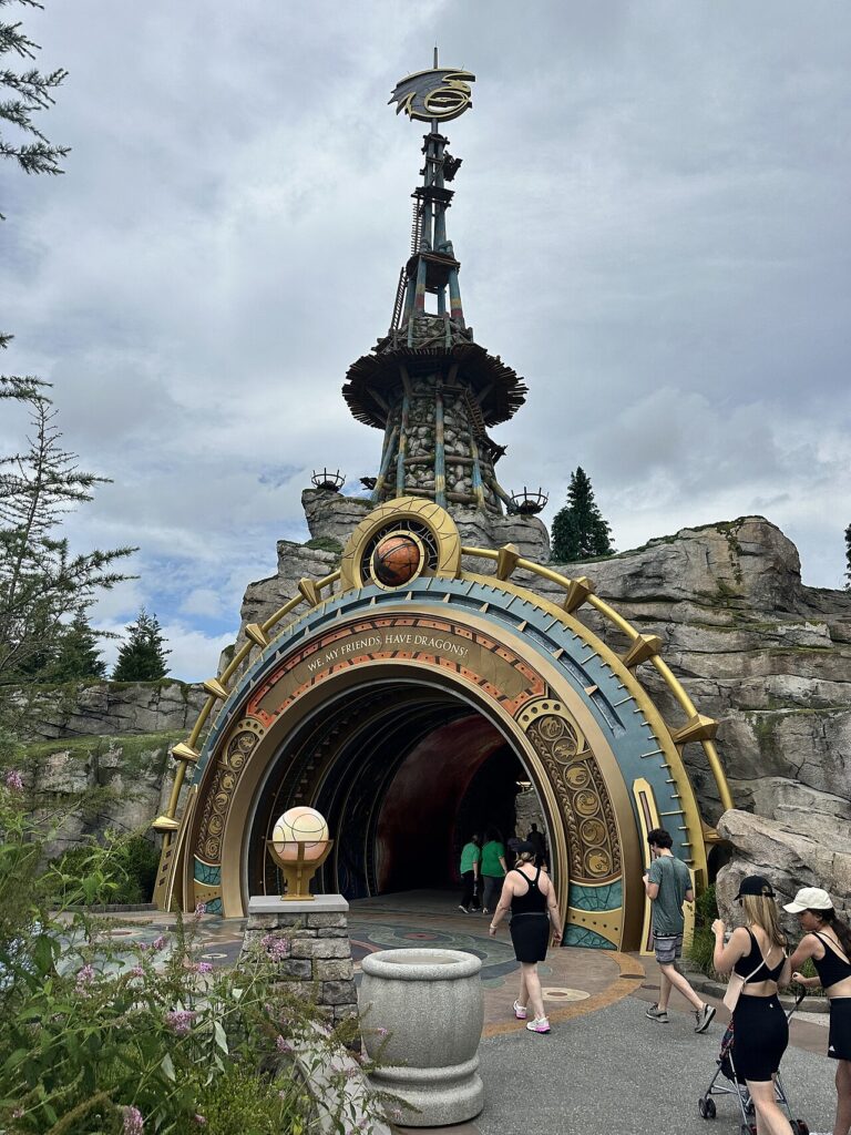Portal de entrada da área How to Train Your Dragon – Isle of Berk, no Epic Universe
