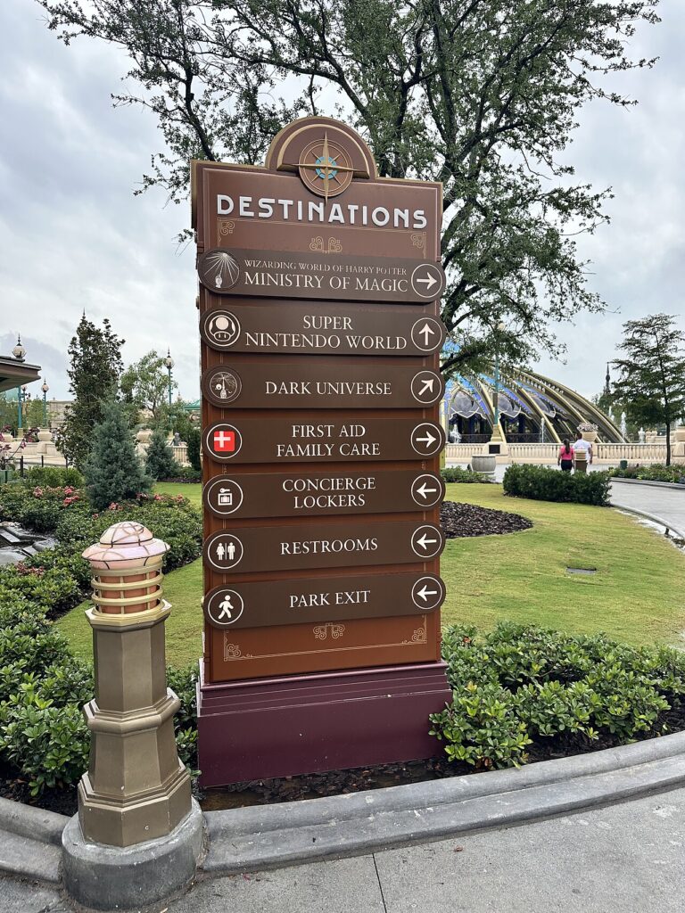 Placa de direção com os mundos do Epic Universe no Celestial Park