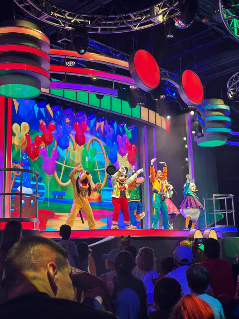 Show no palco com Mickey, Minnie, Pateta, Pluto e Donald em um parque da Disney Orlando