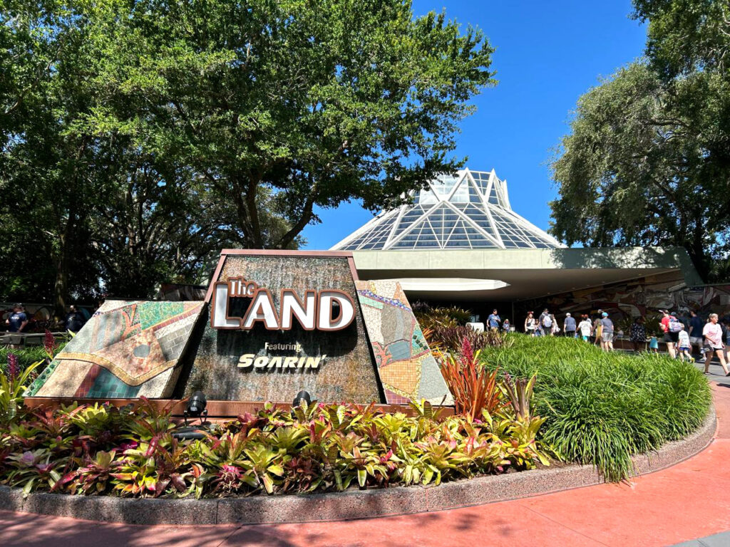 Entrada do pavilhão The Land, com jardins floridos, no EPCOT da Disney Orlando