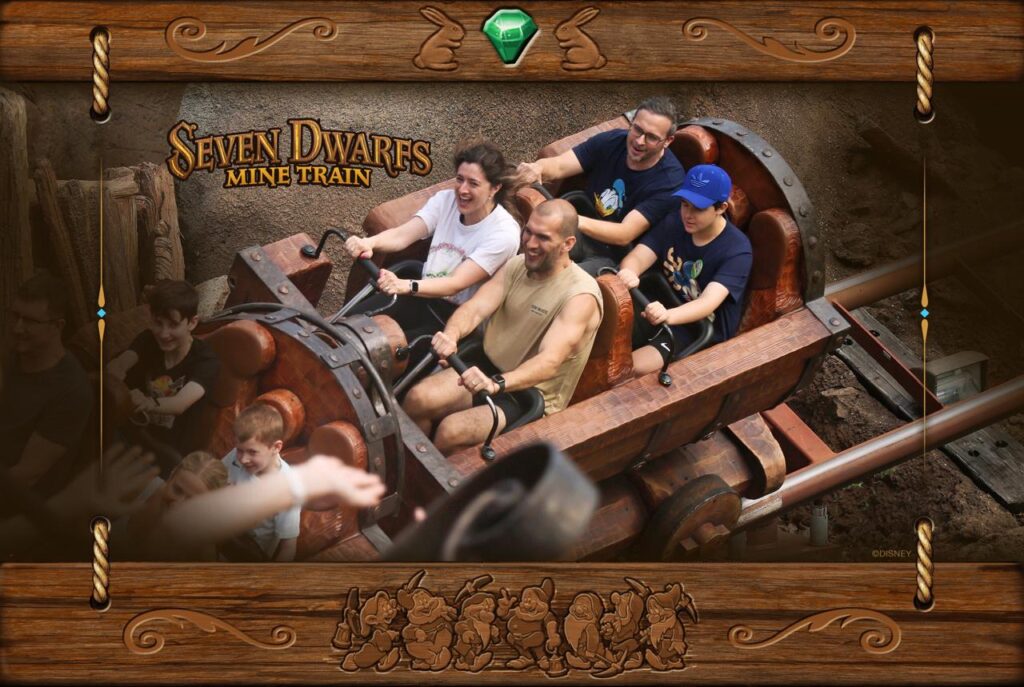 Visitantes na montanha-russa Seven Dwarfs Mine Train, no Magic Kingdom da Disney Orlando