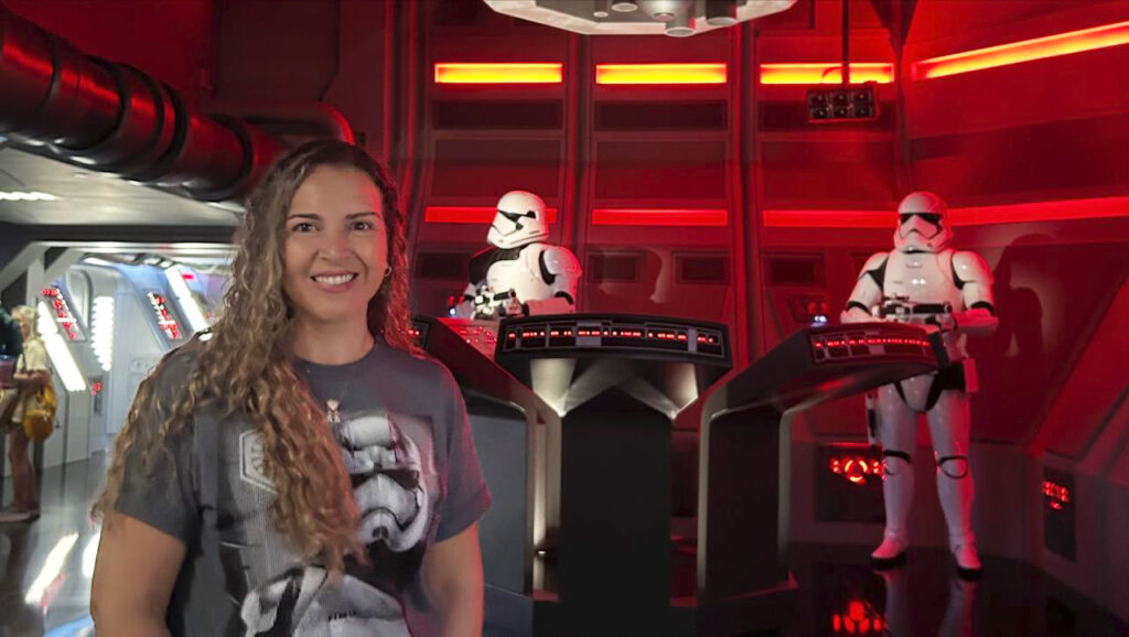 Visitante ao lado de stormtroopers na atração Star Wars: Rise of the Resistance, no Hollywood Studios