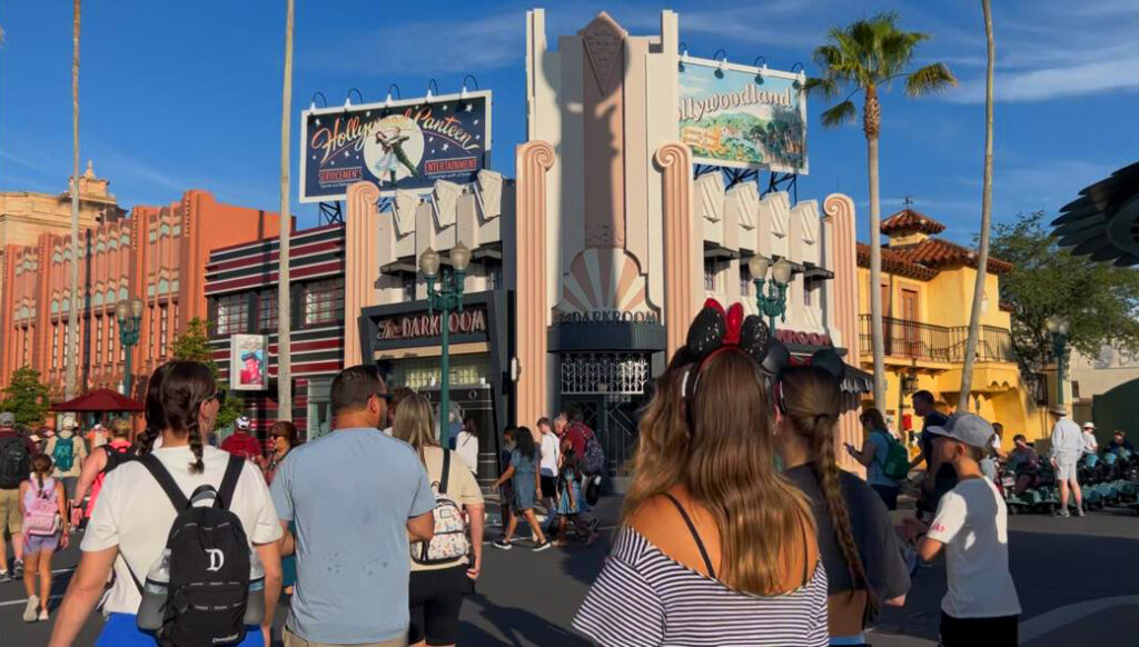 Visitantes no Hollywood Boulevard, rua principal do Disney's Hollywood Studios