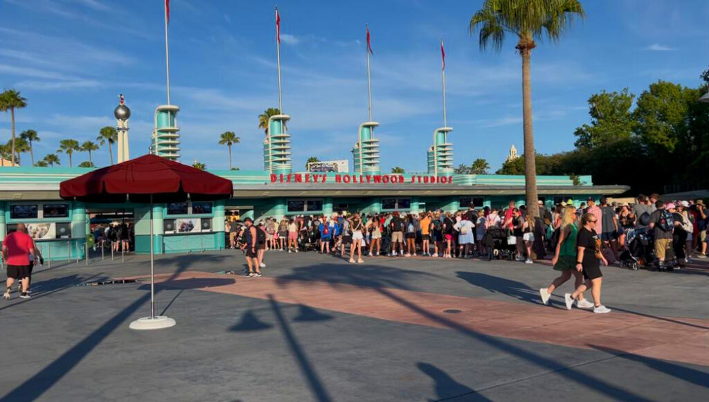 Visitantes na entrada do Disney's Hollywood Studios, na Disney Orlando