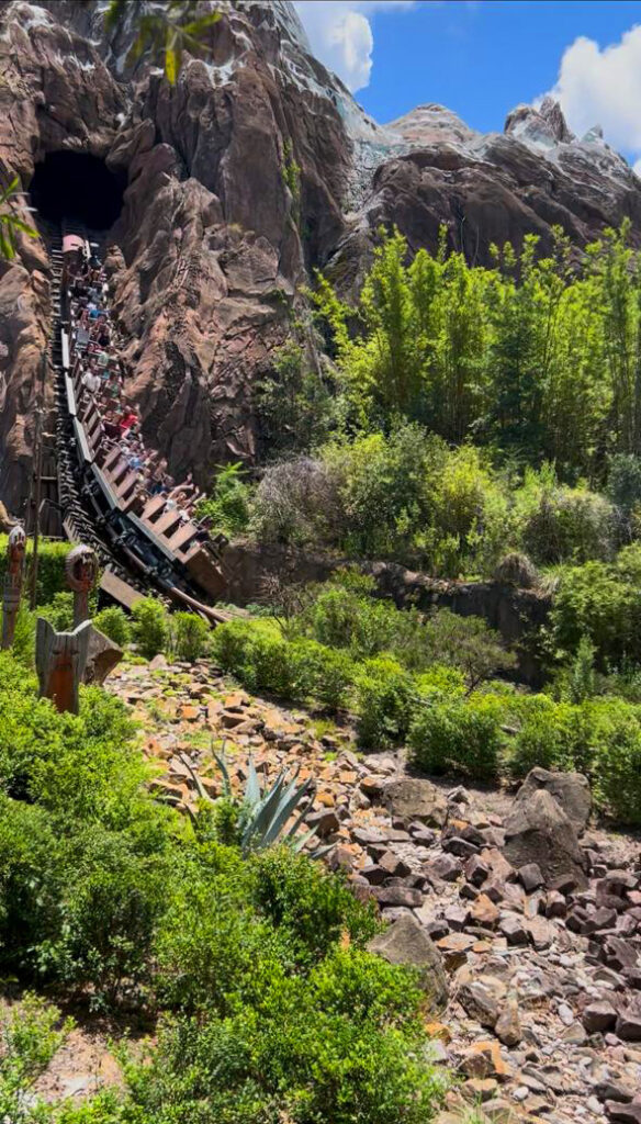 Montanha-russa Expedition Everest passando pela montanha do Himalaia no Disney's Animal Kingdom, em Orlando