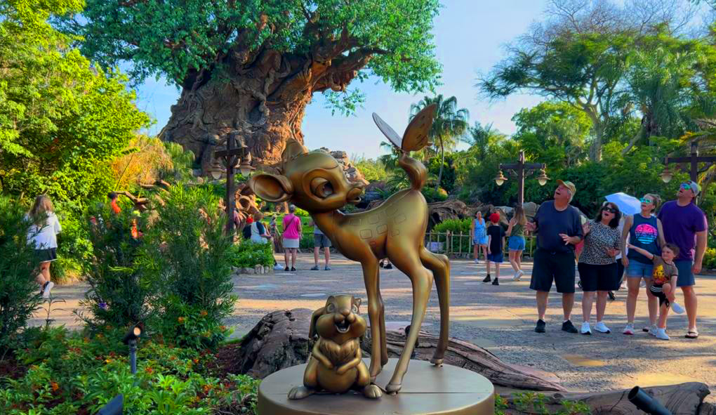 Árvore da Vida, símbolo do Disney's Animal Kingdom, com estátua do Bambi e visitantes, em Orlando