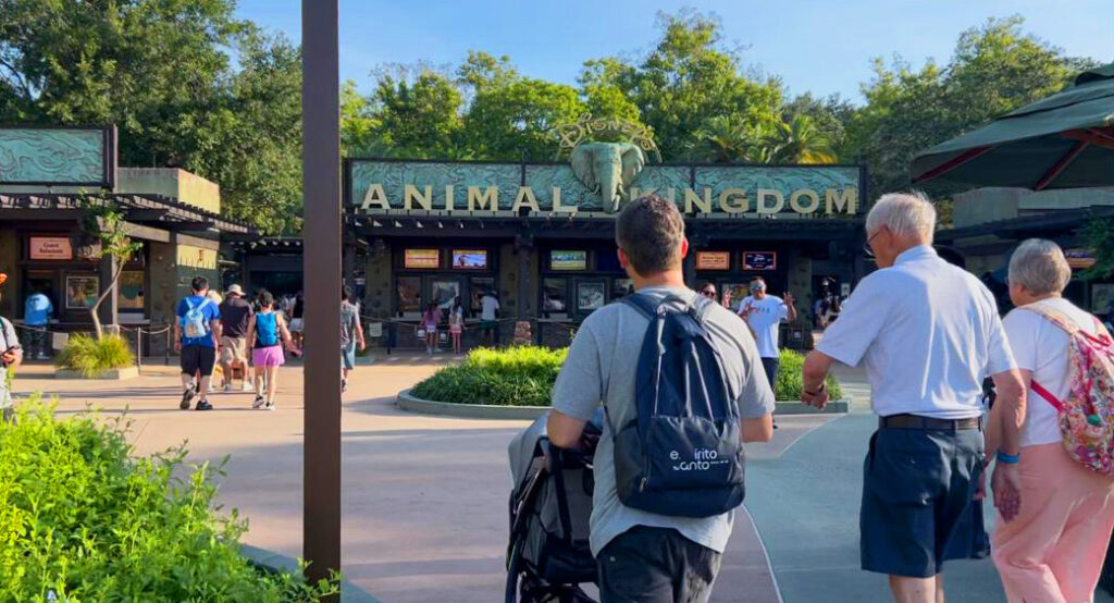 Visitantes chegando à entrada do Disney's Animal Kingdom, na Disney Orlando