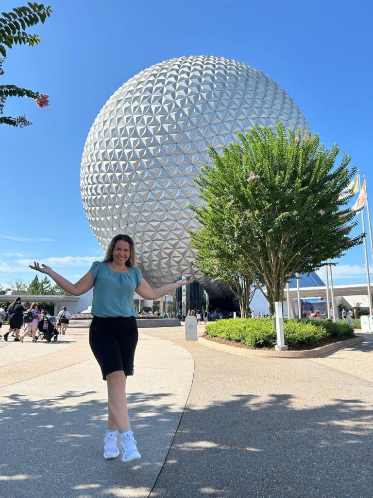 Viajante em frente à Spaceship Earth, no EPCOT, na Disney em Orlando
