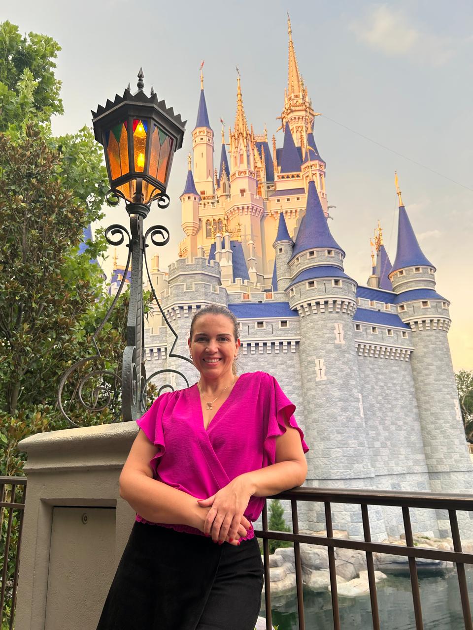 Viajante em frente ao Castelo da Cinderela, no Magic Kingdom, em Orlando