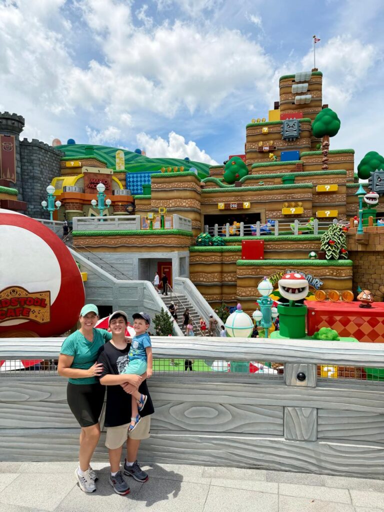 Família em frente ao Castelo da Princesa Peach no Super Nintendo World do Epic Universe