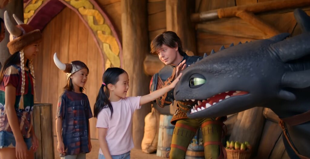 Crianças encontrando o dragão Banguela na Isle of Berk, no Epic Universe