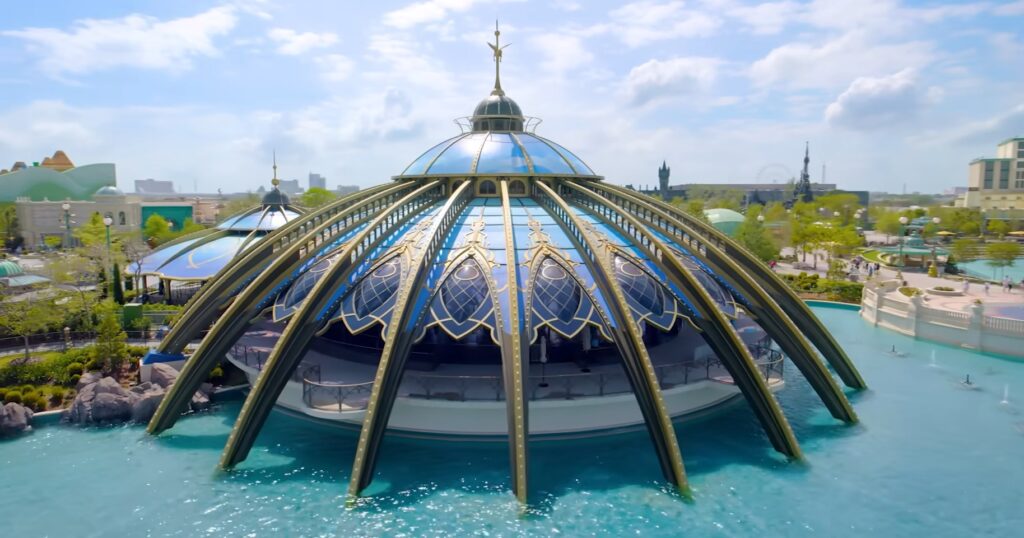 Estrutura em cúpula sobre a água no Celestial Park do Epic Universe