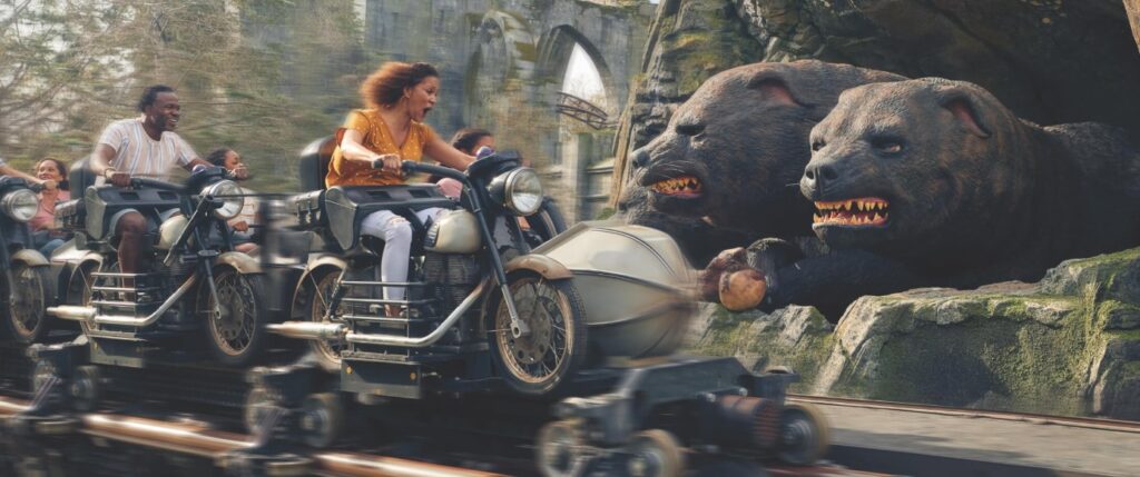 Visitantes na montanha-russa Hagrid's Magical Creatures Motorbike Adventure, no Islands of Adventure da Universal Orlando