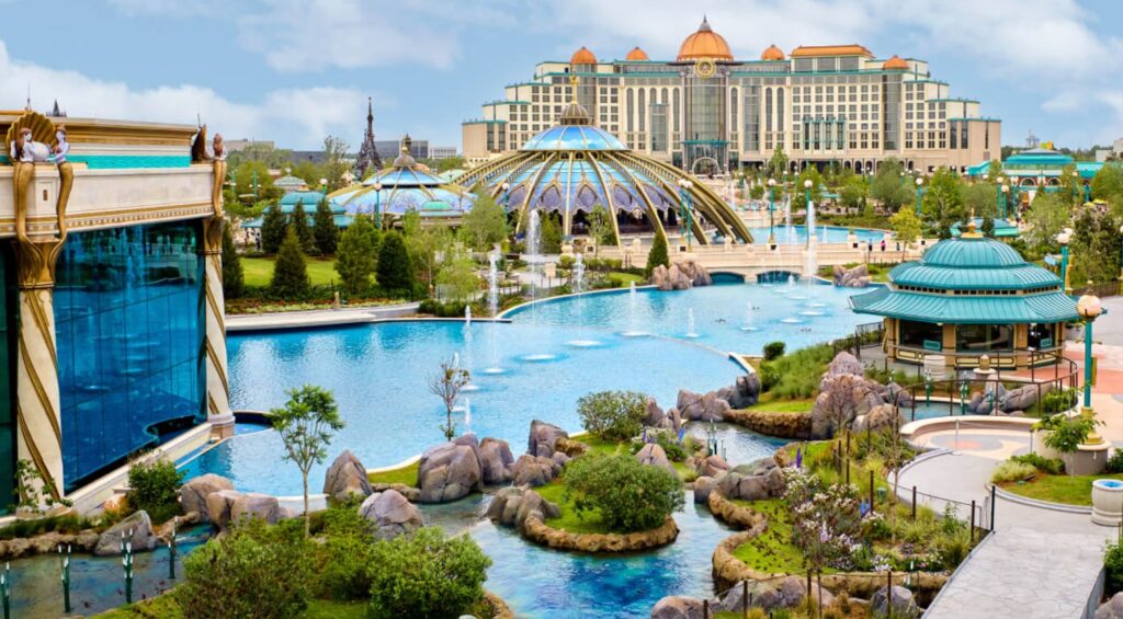 Área de piscina de um hotel oficial da Universal Orlando, próximo aos parques do complexo
