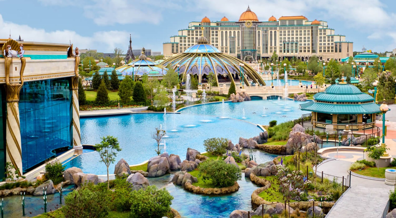 Área de piscina de um hotel oficial da Universal Orlando, próximo aos parques do complexo