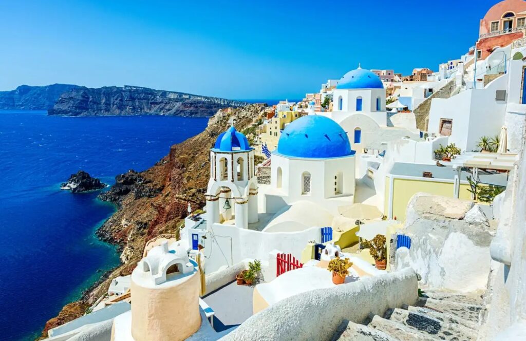 Casas brancas e cúpulas azuis de Oia, em Santorini, na Grécia